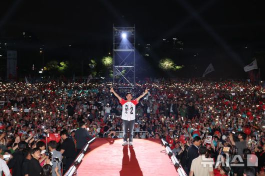 [서울=뉴시스] 고승민 기자 = 김문수 국민의힘 대통령 후보가 제21대 대통령 선거를 하루 앞둔 2일 오후 서울 중구 서울시청 앞 광장에서 열린 '울려라 함성, 들어라 승리의 메아리' 피날레 유세에서 양손을 들어보이고 있다. 2025.06.02. kkssmm99@newsis.com
