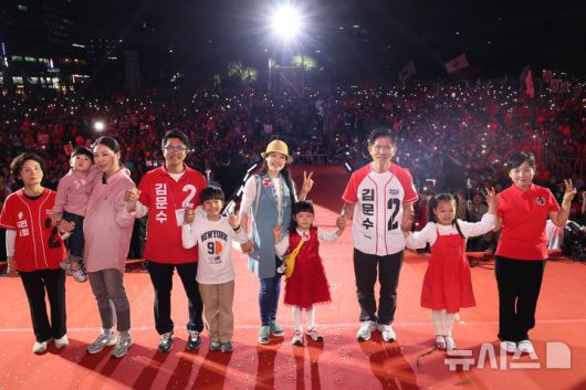 [서울=뉴시스] 고승민 기자 = 김문수 국민의힘 대통령 후보가 제21대 대통령 선거를 하루 앞둔 2일 오후 서울 중구 서울시청 앞 광장에서 열린 '울려라 함성, 들어라 승리의 메아리' 피날레 유세에서 배우자 설난영 여사를 비롯한 가족들과 함께 기념촬영하고 있다. 2025.06.02. kkssmm99@newsis.com