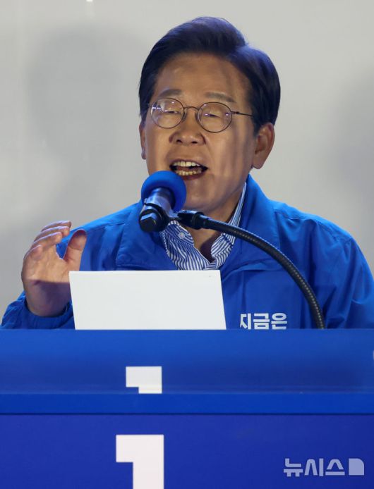 [서울=뉴시스] 조성우 기자 = 이재명 더불어민주당 대선후보가 2일 오후 서울 영등포구 여의도공원 문화의마당에서 열린 집중유세에서 연설하고 있다. 2025.06.02. xconfind@newsis.com