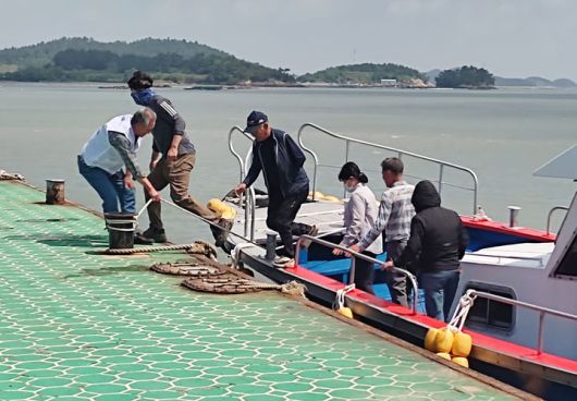 [신안=뉴시스]제21대 대통령 선거일인 3일 오전 전남 신안군 하의면 문병도와 장병도 주민들이 선박을 이용해 투표소가 설치된 본섬으로 이동하고 있다. (사진=독자 제공) 2025.06.03. photo@newsis.com *재판매 및 DB 금지