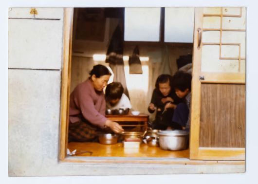 1980년 성남으로 이사온지 4년 만에 지하를 벗어나 처음 1층으로 이사한 날, 가족들과 이재명 대통령(왼쪽에서 두 번째). (사진=더불어민주당 제공) *재판매 및 DB 금지