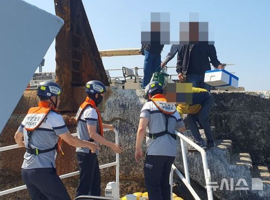 [제주=뉴시스] 서귀포해양경찰서가 3일 오후 서귀포시 마라도에서 기상 악화로 투표를 하지 못한 주민들을 본섬으로 이송하고 있다. (사진=서귀포해양경찰서 제공) 2025.06.03. photo@newsis.com