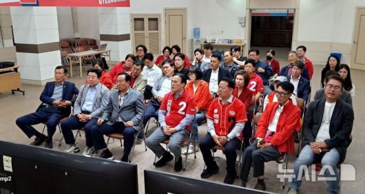 [창원=뉴시스]홍정명 기자 = 국민의힘 경남선대위 김종양(앞줄 왼쪽서 네 번째) 공동선대위원장 등이 3일 오후 경남도당 5층 제21대 대통령선거 개표 상황실에서 지상파 방송사 출구조사 결과 이재명 후보의 과반 이상 득표로 나오자 실망스런 표정으로 지켜보고 있다. 2025.06.03. hjm@newsis.com