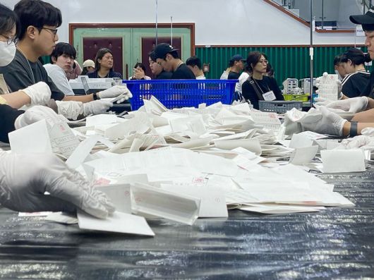 [대구=뉴시스] 정재익 기자 = 제21대 대통령 선거가 열린 3일 대구 북구 대구시민운동장에 마련된 개표소에서 개표사무원들이 투표용지를 분류하고 있다. 2025.06.03. jjikk@newsis.com *재판매 및 DB 금지