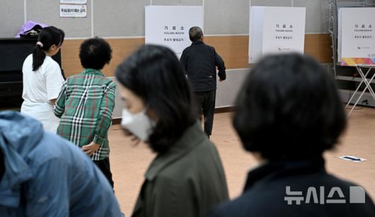 [광주=뉴시스] 김혜인 기자 = 제21대 대통령 선거가 치러지는 3일 오전 광주 광주 남구 양림동행정복지센터에 위치한 '양림동 제1투표소'에서 유권자들의 발길이 이어지고 있다. 2025.06.03. hyein0342@newsis.com