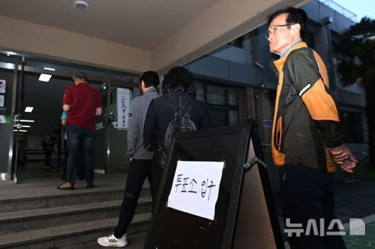 [광주=뉴시스] 이영주 기자 = 제21대 대통령 선거 본투표날인 3일 오전 광주 서구 금호중학교에 마련된 금호1동 제2투표소에서 유권자들이 투표 개시를 기다리고 있다. 2025.06.03. leeyj2578@newsis.com