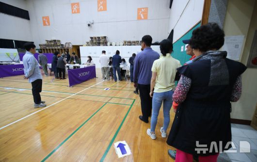 [제주=뉴시스] 우장호 기자 = 제21대 대통령선거일인 3일 오전 제주시 오라초등학교에 마련된 오라동 제2투표소에 소중한 권리를 행사하기 위한 시민들의 발걸음이 이어지고 있다. 2025.06.03. woo1223@newsis.com