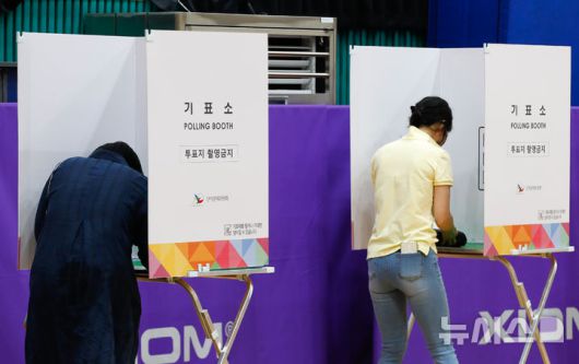 [제주=뉴시스] 우장호 기자 = 제21대 대통령선거일인 3일 오전 제주시 오라초등학교에 마련된 오라동 제2투표소에 소중한 권리를 행사하기 위한 시민들의 발걸음이 이어지고 있다. 2025.06.03. woo1223@newsis.com