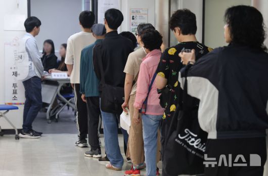 [부산=뉴시스] 하경민 기자 = 제21대 대통령 선거일인 3일 부산 연제구청에 마련된 연산제2동 제3투표소에서 유권자들이 소중한 한 표를 행사하기 위해 줄을 서고 있다. 2025.06.03. yulnetphoto@newsis.com