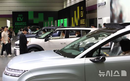 [서울=뉴시스] 김금보 기자 = 3일 코엑스에서 열린 'EV트렌드코리아 2025'에 다양한 전기차가 전시돼있다. 2025.06.03. kgb@newsis.com