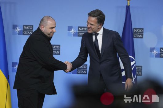 [브뤼셀=AP/뉴시스] 지난 4일(현지 시간) 마르크 뤼터 나토 사무총장(오른쪽)과 루스템 우메로우 우크라이나 국방부 장관이 벨기에 브뤼셀 나토 본부에서 열린 '우크라이나 국방 연락 그룹' 회의에 앞서 기자회견을 한 뒤 악수하고 있다. 2025.06.25.