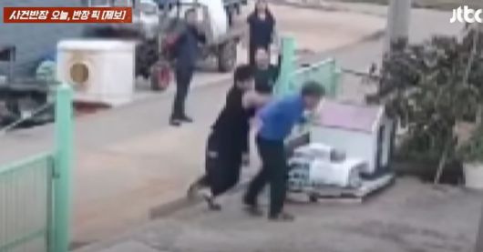 [뉴시스] 지난해 10월 13일, 전남 무안군 현경면 평산리의 한 시골 마을에서 당시 중학교 3학년이던 C군은 이웃 70대 노인 A씨를 주먹으로 폭행했고, A씨는 쓰러져 병원으로 이송된 뒤 4일 만에 사망했다. (사진=JTBC '사건반장') *재판매 및 DB 금지