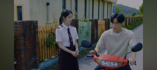 [서울=뉴시스] 아이유 '네버 엔딩 스토리' 뮤직비디오. (사진 = 유튜브 캡처) 2025.06.05. photo@newsis.com *재판매 및 DB 금지