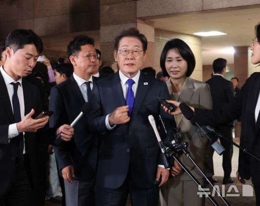 [인천=뉴시스] 전진환 기자 = 이재명 대통령이 4일 밤 인천 계양구 자택을 나와 인사말을 하고 있다. 2025.06.04.  amin2@newsis.com