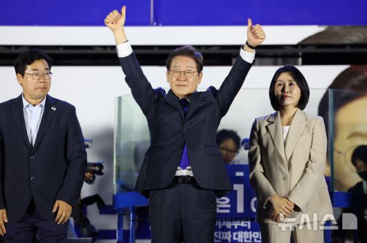 [서울=뉴시스] 조성우 기자 = 이재명 대통령이 4일 오전 서울 여의도 국회 앞에서 열린 국민 개표방송 행사에서 시민들에게 인사하고 있다. 2025.06.04. xconfind@newsis.com