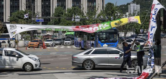 [서울=뉴시스] 정병혁 기자 = 제21대 대통령 선거가 끝난 4일 서울 종로구 광화문네거리에서 종로구청 관계자들이 선거 현수막을 철거하고 있다. 2025.06.04. jhope@newsis.com