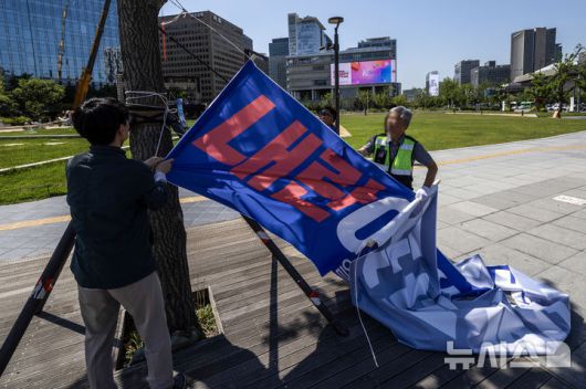 [서울=뉴시스] 정병혁 기자 = 제21대 대통령 선거가 끝난 4일 서울 종로구 광화문네거리에서 종로구청 관계자들이 선거 현수막을 철거하고 있다. 2025.06.04. jhope@newsis.com