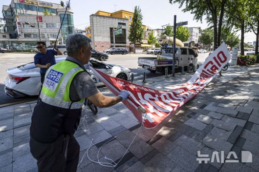[서울=뉴시스] 정병혁 기자 = 제21대 대통령 선거가 끝난 4일 서울 종로구 광화문네거리에서 종로구청 관계자들이 선거 현수막을 철거하고 있다. 2025.06.04. jhope@newsis.com