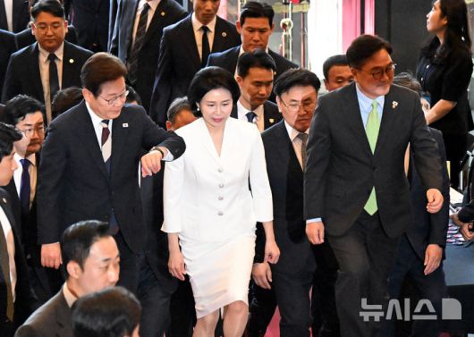 [서울=뉴시스] 국회사진기자단 = 이재명 대통령이 4일 오전 서울 여의도 국회에서 열린 제21대 대통령 취임선서식에 참석하며 시간을 확인하고 있다. 2025.06.04. photo@newsis.com