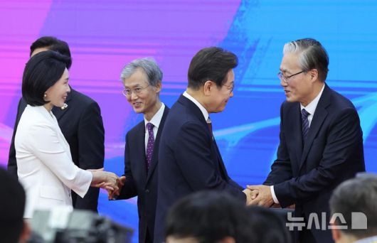 [서울=뉴시스] 국회사진기자단 = 이재명 대통령이 지난 4일 서울 여의도 국회 로텐더홀에서 열린 제21대 대통령 취임선서식을 마친 뒤 김형두 헌법재판소장 권한대행과 인사하고 있다. 왼쪽부터 김혜경 여사, 조희대 대법원장, 이 대통령, 김 헌재소장 권한대행. 2025.06.10. photo@newsis.com