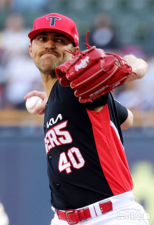 [서울=뉴시스] 홍효식 기자 = 4일 서울 송파구 잠실야구장에서 열린 2025 KBO리그 KIA 타이거즈와 두산 베어스의 경기, 1회말 KIA 선발투수 제임스 네일이 공을 던지고 있다. 2025.06.04. yesphoto@newsis.com