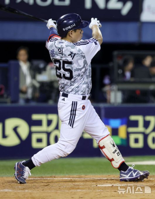 [서울=뉴시스] 홍효식 기자 = 4일 서울 송파구 잠실야구장에서 열린 2025 KBO리그 KIA 타이거즈와 두산 베어스의 경기, 5회말 2사 주자없는 상황 두산 양의지가 솔로 홈런을 치고 있다. 2025.06.04. yesphoto@newsis.com