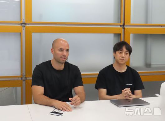 [서울=뉴시스] 이동환 네이버랩스 비전 그룹 리더(오른쪽), 마르코 비엘로닉 리버(RIVR, 구 '스위스마일') 창업자 겸 최고경영자(CEO)가 지난 2일 경기 성남시 네이버 제2사옥 '1784'에서 뉴시스와 인터뷰를 하고 있다. (사진=네이버 제공)