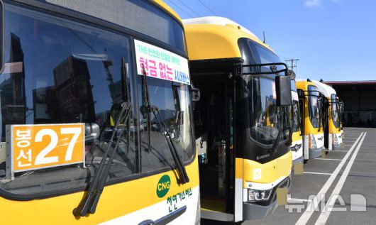 [광주=뉴시스] 변재훈 기자 = 광주 시내버스 노조가 파업에 돌입한 5일 오전 광주 북구 월출동 시내버스 차고지에 버스들이 줄지어 정차해 있다. 노사 협상 결렬로 광주 시내버스는 11년 만에 파업에 돌입, 노선별 운행률이 평소의 60~70% 수준으로 감소한 것으로 추산된다. 2025.06.05. wisdom21@newsis.com