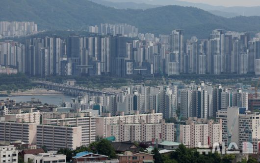 [서울=뉴시스] 김진아 기자 = 지난 5일 서울 시내 아파트의 모습. 2025.06.15. bluesoda@newsis.com