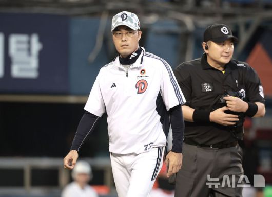 [서울=뉴시스] 정병혁 기자 = 지난달 5일 서울 송파구 잠실야구장에서 열린 2025 KBO리그 KIA 타이거즈와 두산 베어스의 경기, 4회말 1사 2, 3루 상황 두산 김인태 체크 스윙 때 조성환 감독대행이 판정에 어필하고 있다. 2025.06.05. jhope@newsis.com