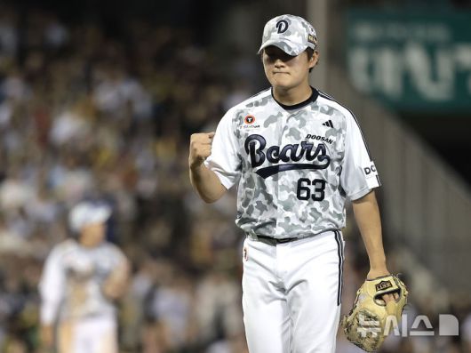 [서울=뉴시스] 정병혁 기자 = 5일 서울 송파구 잠실야구장에서 열린 2025 KBO리그 KIA 타이거즈와 두산 베어스의 경기, 10회초 2사 1, 3루 상황 KIA 위즈덤을 삼진으로 잡아낸 두산 투수 김택연이 기뻐하고 있다. 2025.06.05. jhope@newsis.com