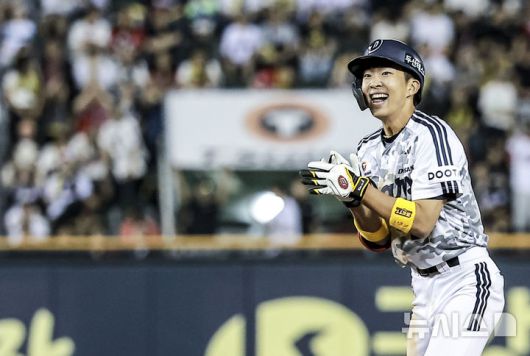 [서울=뉴시스] 정병혁 기자 = 5일 서울 송파구 잠실야구장에서 열린 2025 KBO리그 KIA 타이거즈와 두산 베어스의 경기, 끝내기 안타로 승리한 김민석이 기뻐하고 있다. 2025.06.05. jhope@newsis.com