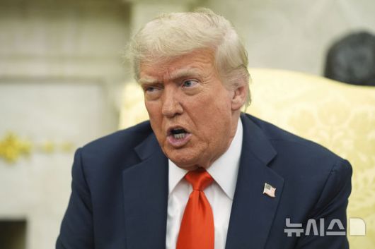[워싱턴=AP/뉴시스]도널드 트럼프 미국 대통령이 5일(현지 시간) 백악관 집무실에서 프리드리히 메르츠 독일 총리와 회담에 앞서 취재진 질문에 답변하고 있다. 2025.06.06.