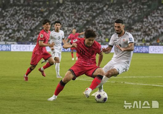 [바스라=AP/뉴시스] 이강인이 5일(현지 시간) 이라크 바스라 국제경기장에서 열린 2026 국제축구연맹(FIFA) 북중미월드컵 아시아 3차 예선 B조 9차전 이라크와 경기 중 공을 몰고 있다. 이강인은 후반 18분 김진규의 선제골에 도움을 기록했고 한국은 2-0으로 승리하며 11회 연속 월드컵 본선 진출을 확정했다. 2025.06.06.