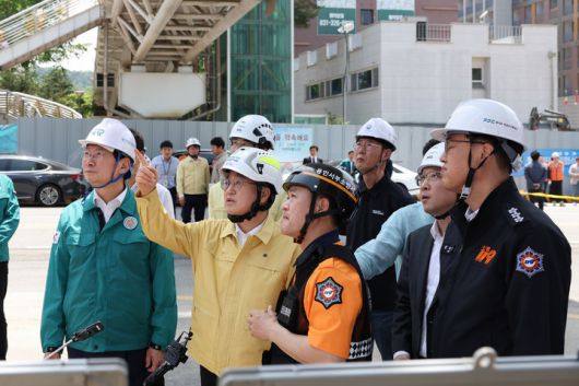 [용인=뉴시스] 김동연 경기도지사가 6일 천공기 전도 사고가 발생한 용인 인덕원~동탄 복선전철 공사 현장을 찾아 사고 수습 상황을 점검하고 있다. (사진=경기도 제공) 2025.06.06. photo@newsis.com *재판매 및 DB 금지