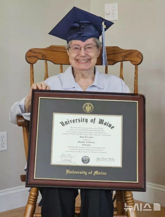 [뉴시스]임신으로 대학 졸업을 못 하게 된 88세 할머니가 60년 만에 졸업장을 수여했다. (사진=뉴욕포스트)