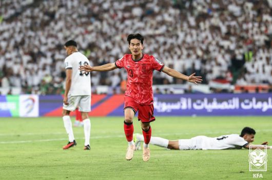 [서울=뉴시스] 최동준 기자 = 6일 이라크 바스라 국제경기장에서 열린 2026 국제축구연맹(FIFA) 북중미 월드컵 아시아 3차 예선 한국과 이라크의 경기에서 김진규가 선제골을 성공시킨 뒤 기뻐하고 있다. (사진=대한축구협회 제공) 2025.06.06. photo@newsis.com *재판매 및 DB 금지