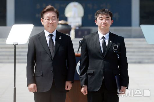 [서울=뉴시스] 고범준 기자 = 이재명 대통령이 6일 서울 동작구 국립서울현충원에서 열린 제70회 현충일 추념식에서 지뢰 폭발로 부상을 입은 예비역 육군 병장 김희태 씨에게 국가유공자 증서를 수여한 뒤 기념촬영을 하고 있다. 2025.06.06. bjko@newsis.com