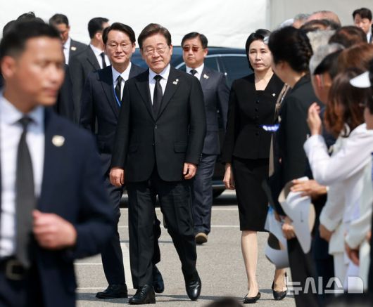 [서울=뉴시스] 고범준 기자 = 이재명 대통령과 김혜경 여사가 6일 서울 동작구 국립서울현충원에서 열린 제70회 현충일 추념식에 입장하고 있다. 왼쪽부터 권혁기 의전비서관 내정자, 이 대통령, 박관천 대통령경호처 차장 내정자. 2025.06.06. bjko@newsis.com