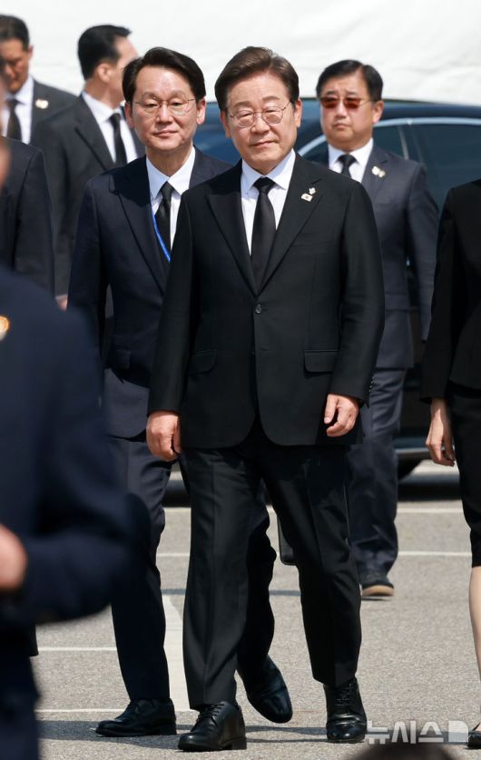 [서울=뉴시스] 고범준 기자 = 이재명 대통령이 6일 서울 동작구 국립서울현충원에서 열린 제70회 현충일 추념식에 입장하고 있다. 왼쪽부터 권혁기 의전비서관 내정자, 이 대통령, 박관천 대통령경호처 차장 내정자. 2025.06.06. bjko@newsis.com