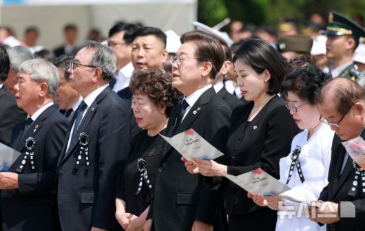 [서울=뉴시스] 고범준 기자 = 이재명 대통령과 김혜경 여사가 6일 서울 동작구 국립서울현충원에서 열린 제70회 현충일 추념식에서 현충의 노래를 부르고 있다. 2025.06.06. bjko@newsis.com