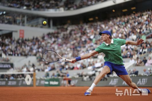 [파리=AP/뉴시스] 얀니크 신네르(1위·이탈리아)가 지난 6일(현지 시간) 프랑스 파리 롤랑가로스에서 열린 프랑스오픈 남자 단식 준결승에서 노바크 조코비치(6위·세르비아)와 경기하고 있다. 신네르가 3-0(6-4 7-5 7-6)으로 완승하고 결승에 올라 2연패를 노리는 카를로스 알카라스(2위·스페인)와 우승 다툼을 벌인다. 2025.06.07.