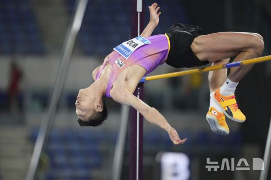 [로마=AP/뉴시스] 우상혁이 6일(현지 시간) 이탈리아 로마의 스타디오 올림피코에서 열린 2025 세계육상연맹 다이아몬드 리그 남자 높이뛰기에서 2m32를 뛰어넘어 우승하고 있다. 2025.06.07.