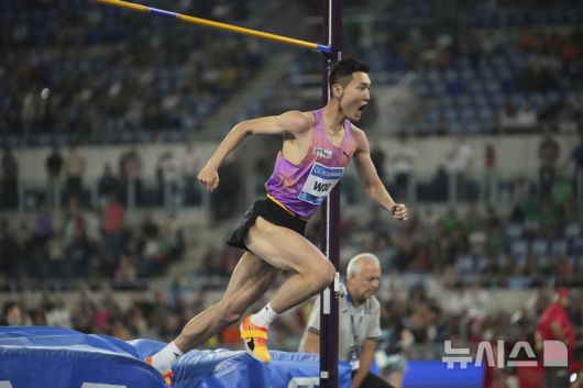[로마=AP/뉴시스] 우상혁이 6일(현지 시간) 이탈리아 로마의 스타디오 올림피코에서 열린 2025 세계육상연맹 다이아몬드 리그 남자 높이뛰기에서 2m32를 뛰어넘어 우승한 후 환호하고 있다. 2025.06.07.