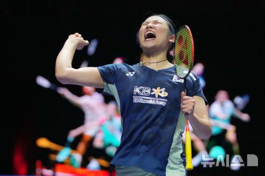 [자카르타=AP/뉴시스] 안세영이 7일(현지시간) 인도네시아 자카르타 이스토라 스타디움에서 열린 세계배드민턴연맹(BWF) 월드투어 슈퍼 1000 인도네시아오픈 여자 단식 준결승 일본 야마구치 아카네와의 경기에서 승리 후 기뻐하고 있다. 2025.06.07.