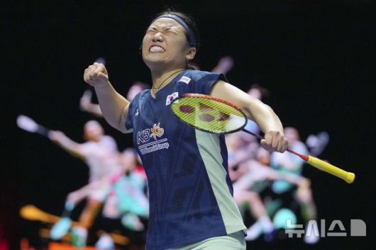 [자카르타=AP/뉴시스] 안세영이 7일(현지시간) 인도네시아 자카르타 이스토라 스타디움에서 열린 세계배드민턴연맹(BWF) 월드투어 슈퍼 1000 인도네시아오픈 여자 단식 준결승 일본 야마구치 아카네와의 경기에서 승리 후 기뻐하고 있다. 2025.06.07.