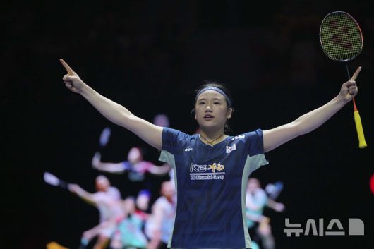 [자카르타=AP/뉴시스] 안세영이 7일(현지시간) 인도네시아 자카르타 이스토라 스타디움에서 열린 세계배드민턴연맹(BWF) 월드투어 슈퍼 1000 인도네시아오픈 여자 단식 준결승 일본 야마구치 아카네와의 경기에서 승리 후 기뻐하고 있다. 2025.06.07.