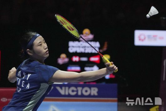 [자카르타=AP/뉴시스] 안세영이 7일(현지시간) 인도네시아 자카르타 이스토라 스타디움에서 열린 세계배드민턴연맹(BWF) 월드투어 슈퍼 1000 인도네시아오픈 여자 단식 준결승에서 일본 야마구치 아카네와 경기를 치르고 있다. 2025.06.07.
