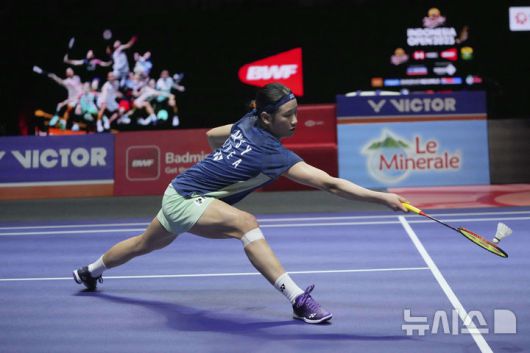 [자카르타=AP/뉴시스] 안세영이 7일(현지시간) 인도네시아 자카르타 이스토라 스타디움에서 열린 세계배드민턴연맹(BWF) 월드투어 슈퍼 1000 인도네시아오픈 여자 단식 준결승에서 일본 야마구치 아카네와 경기를 치르고 있다. 2025.06.07.