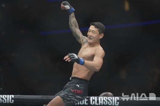 [뉴어크=AP/뉴시스] 유주상이 7일(현지 시간) 미 뉴저지주 뉴어크 프루덴셜 센터에서 열린 'UFC 316' 종합격투기 데뷔전 페더급 경기에서 인도네시아의 제카 사라기를 1라운드 28초 만에 KO로 꺾은 후 환호하고 있다. 2025.06.08.